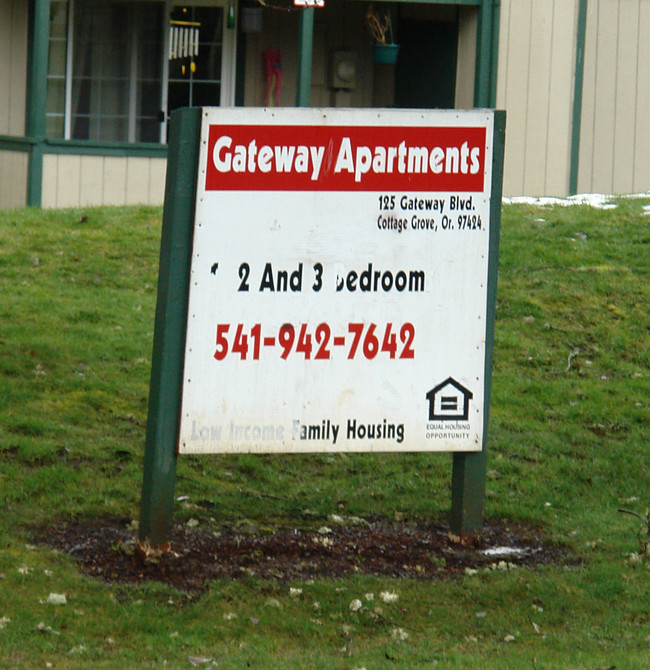 Gateway Apartments in Cottage Grove, OR - Building Photo - Building Photo