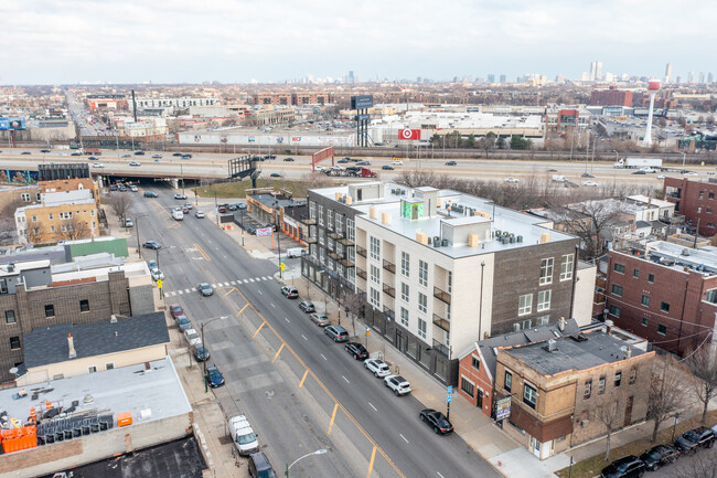 2435 N Western Ave in Chicago, IL - Building Photo - Building Photo