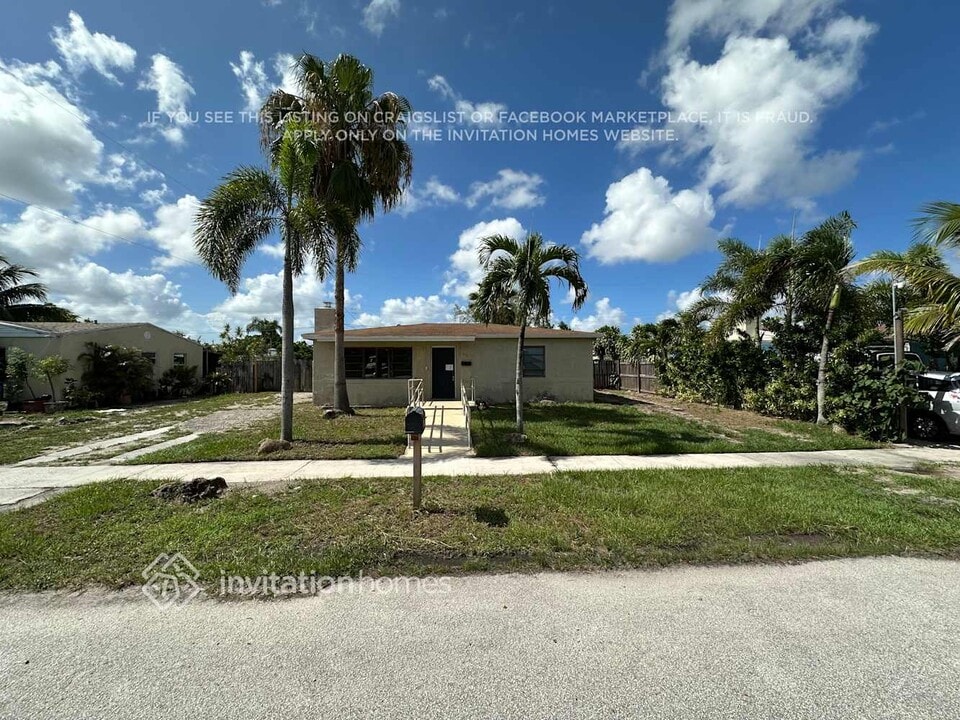 725 Caddie Pl in West Palm Beach, FL - Building Photo
