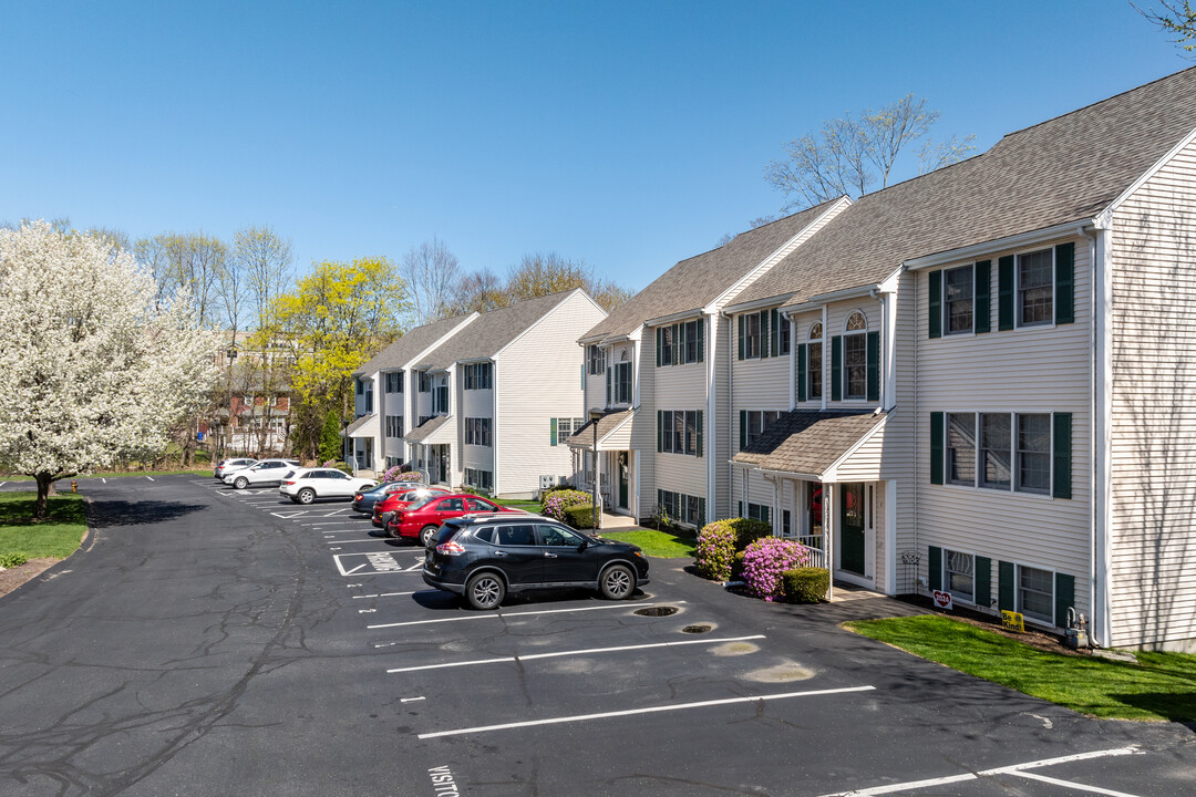 Oakbriar Condominiums in Attleboro, MA - Building Photo