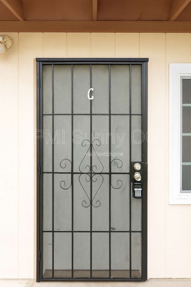 747 N Philadelphia St in Anaheim, CA - Building Photo - Building Photo