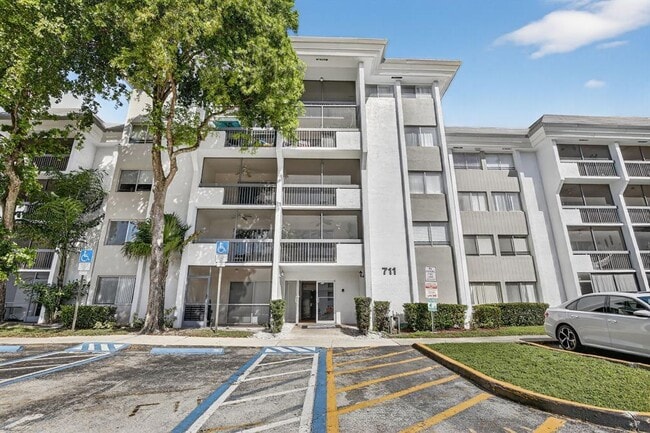 711 N Pine Island Rd, Unit 319 in Plantation, FL - Foto de edificio - Building Photo