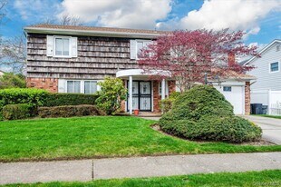 77 Tioga Ave in Atlantic Beach, NY - Building Photo