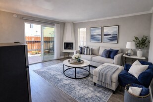 21 Spinnaker St in Marina Del Rey, CA - Building Photo