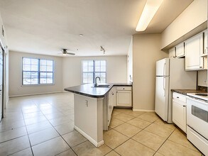 911 N Orange Ave, Unit 441 in Orlando, FL - Building Photo - Building Photo