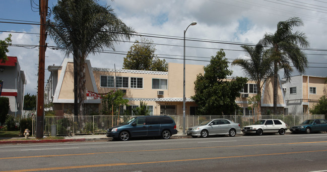 6633 Woodley Ave in Van Nuys, CA - Foto de edificio - Building Photo