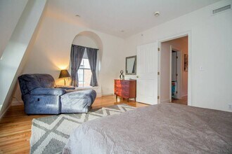 2 Harvard Sq, Unit 2 in Brookline, MA - Building Photo - Building Photo