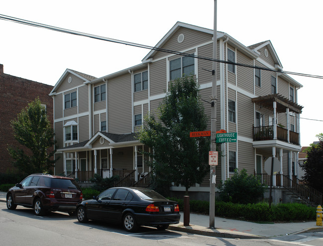 180 Beekman Ave in Tarrytown, NY - Foto de edificio - Building Photo