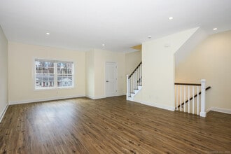 6 Beacon Square in Fairfield, CT - Building Photo - Building Photo