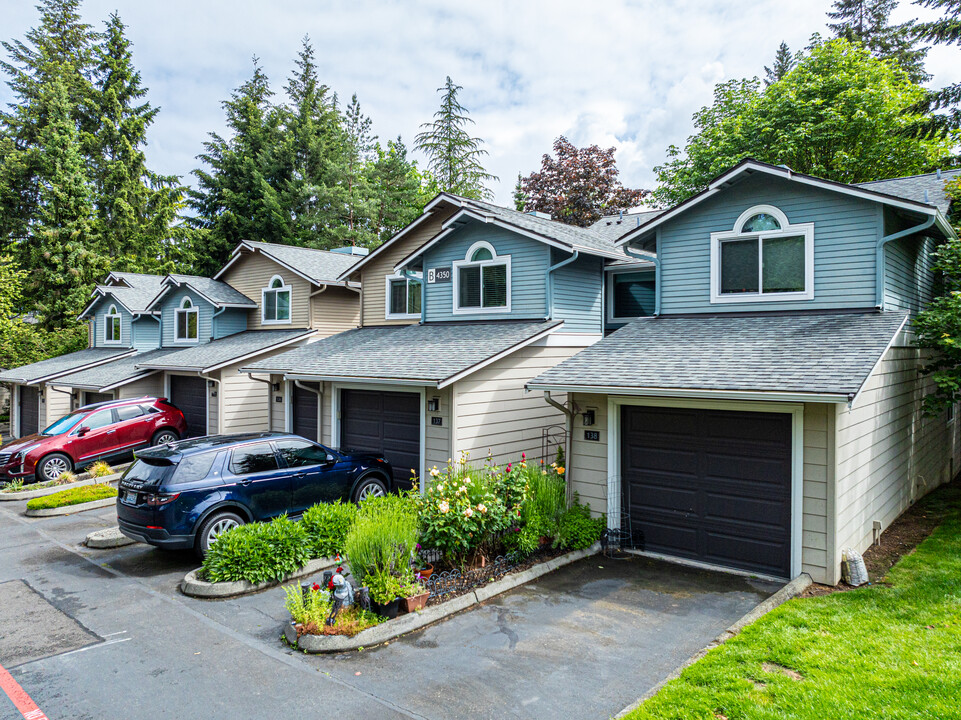 Sammamish Crown Condominiums in Issaquah, WA - Building Photo