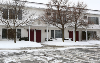 Essex Manor Apartments in Hudson, NY - Foto de edificio - Building Photo