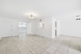 4329 Plaza Gate Ln S in Jacksonville, FL - Building Photo - Building Photo