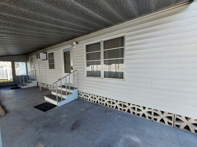 1009 49th Avenue Dr W in Bradenton, FL - Foto de edificio - Building Photo