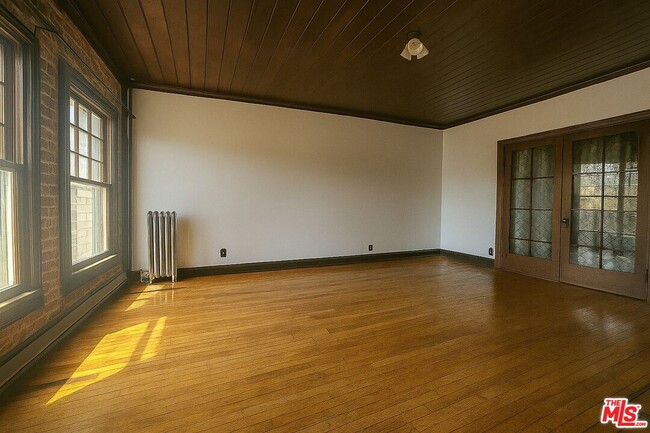 2121 James M Wood Blvd in Los Angeles, CA - Building Photo - Building Photo