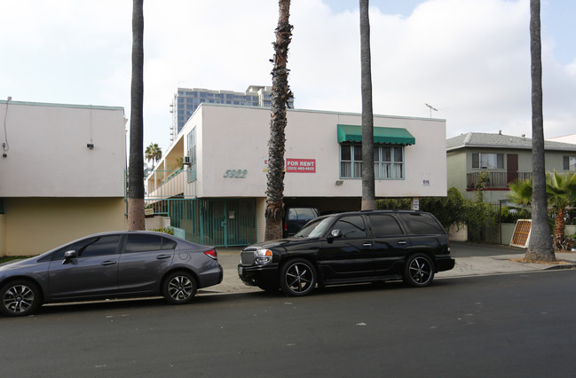 5922 Carlton Way in Los Angeles, CA - Foto de edificio - Building Photo