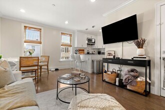 153 Everett St in Boston, MA - Building Photo - Building Photo