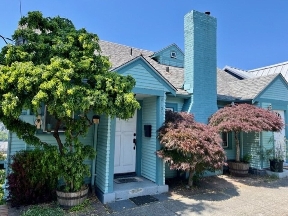 2103 11th Ave W in Seattle, WA - Building Photo