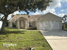 2831 SE Hutchings Ave in Port St. Lucie, FL - Building Photo