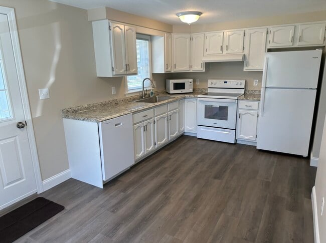 4 Oakwood Dr, Unit Duplex in Saco, ME - Foto de edificio - Building Photo