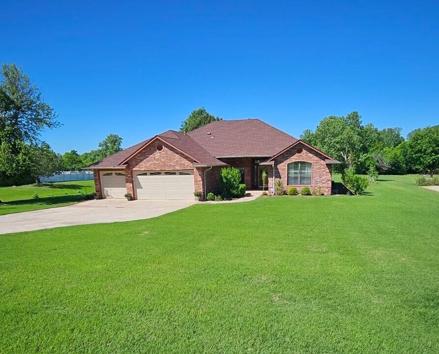 8415 Valley Creek Dr in Choctaw, OK - Building Photo