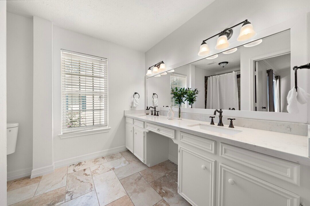 2220 Bering Dr, Unit 18 in Houston, TX - Building Photo