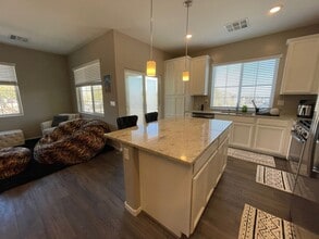 8591 Insignia Ave in Las Vegas, NV - Foto de edificio - Building Photo