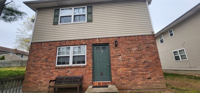 12 Greenlawn Rd in Huntington, NY - Foto de edificio - Building Photo