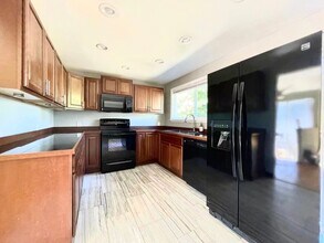 9416 NE 121st Pl in Kirkland, WA - Building Photo - Building Photo