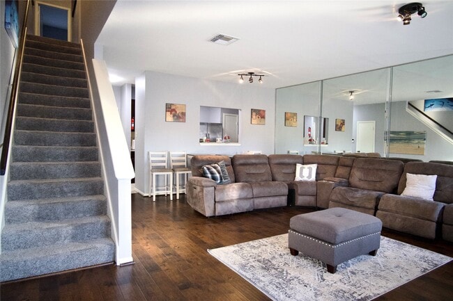 3042 Holly Hall St in Houston, TX - Building Photo - Building Photo