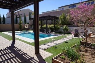 8345 Skye Creek St in Las Vegas, NV - Foto de edificio - Building Photo