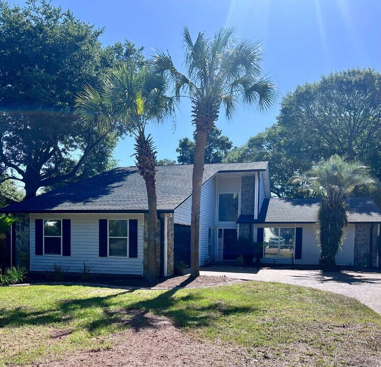 101 Hands Cove Ln in Shalimar, FL - Building Photo