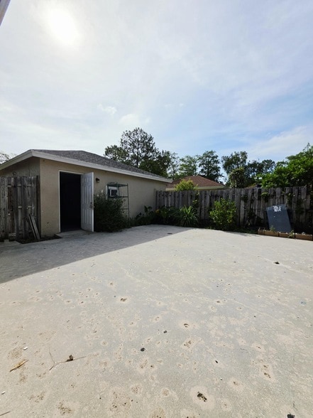 1157 Hyacinth Pl