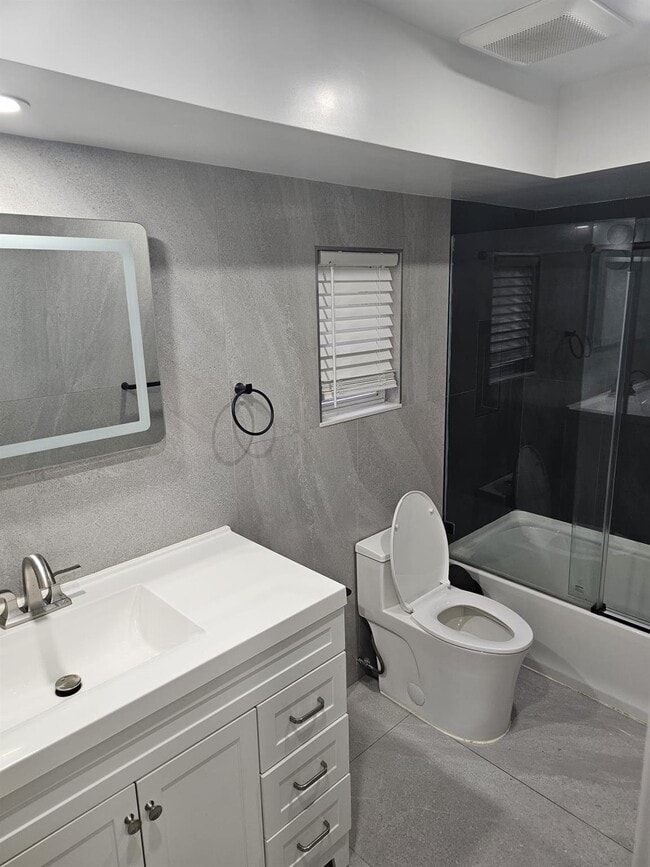 6 Islip Ave in Brentwood, NY - Building Photo - Building Photo