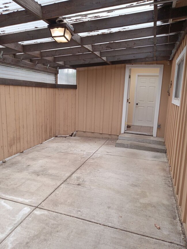 401 Burnham Rd in Oak View, CA - Building Photo - Building Photo