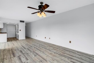 285 NE 191st St in Miami, FL - Foto de edificio - Building Photo