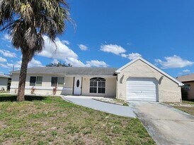 2466 Lakeshore Cir in Port Charlotte, FL - Building Photo