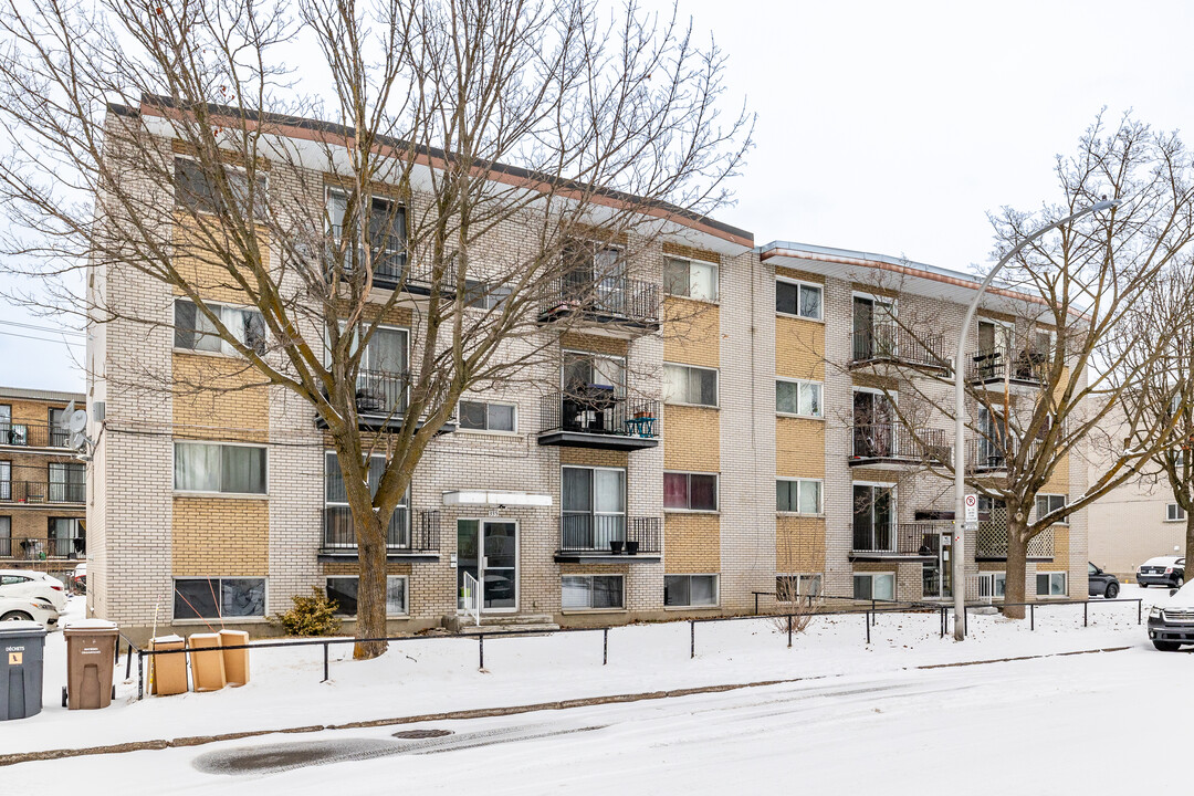335 De Dreux Rue in Laval, QC - Building Photo