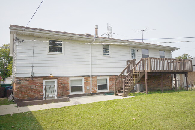 8327 New Castle Ave in Burbank, IL - Building Photo - Building Photo