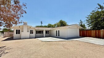 37350 50th St E in Palmdale, CA - Building Photo