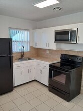 2435 Plunkett St in Hollywood, FL - Foto de edificio - Building Photo