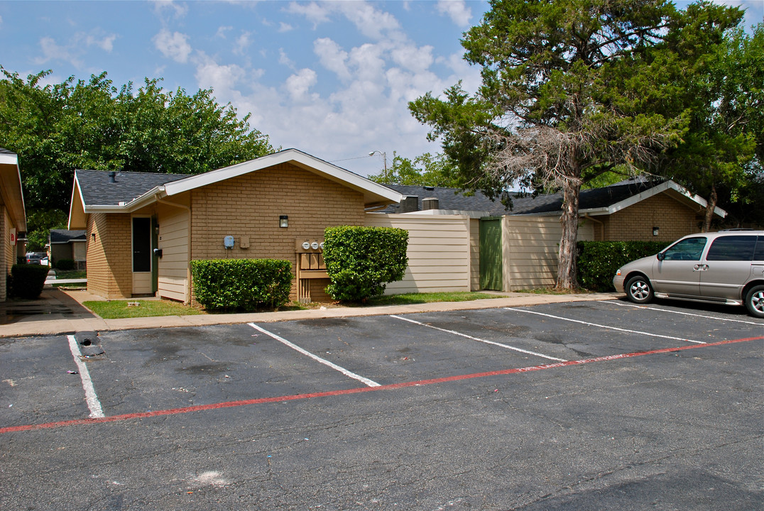 Crossway Apartments in Arlington, TX - Building Photo