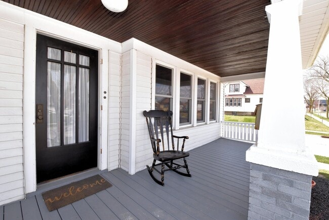 5831 W Rogers St, Unit UpperUnit-B in West Allis, WI - Building Photo - Building Photo