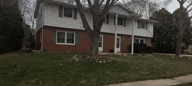4982 Sutton Ln in Greendale, WI - Building Photo - Building Photo
