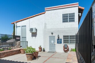 Villa De Leon Apartments in El Paso, TX - Building Photo - Building Photo