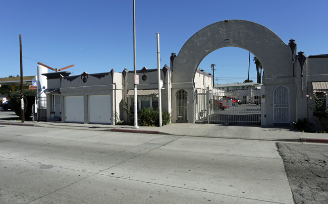 10720 Long Beach Blvd in Lynwood, CA - Foto de edificio - Building Photo