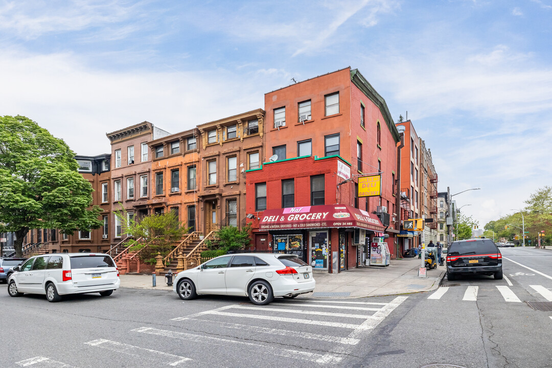 207 Hart Street in Brooklyn, NY - Building Photo