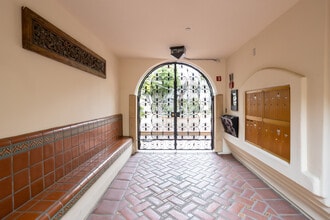 ISO - Isola Bella Townhomes in West Hollywood, CA - Foto de edificio - Building Photo