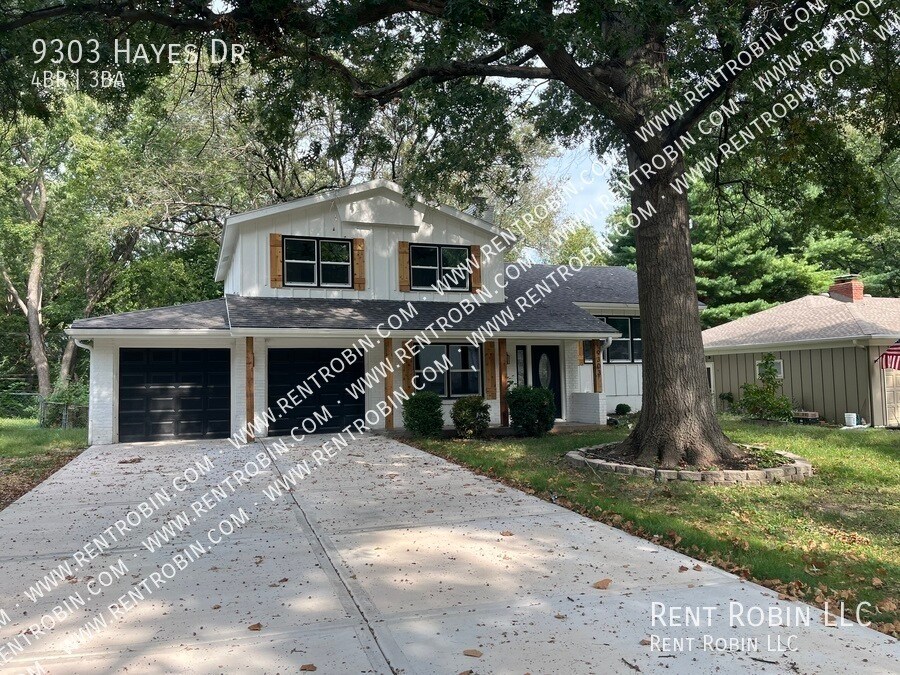 9303 Hayes Dr in Overland Park, KS - Building Photo