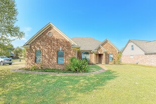 135 Clear Springs Dr in Oakland, TN - Building Photo