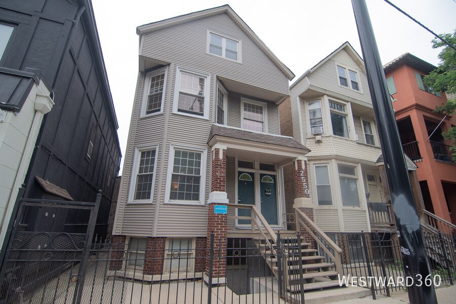 2550 N Southport Ave in Chicago, IL - Building Photo
